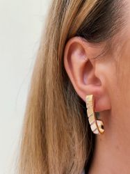 Brinco Ear Hook formato gancho listras pedras micro zircônias 